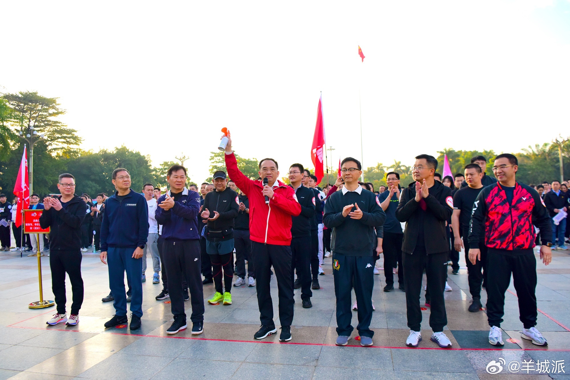 【“犇”赴2024！东莞横沥新年环城跑开跑】12月29日，由东莞市横沥镇人民政府