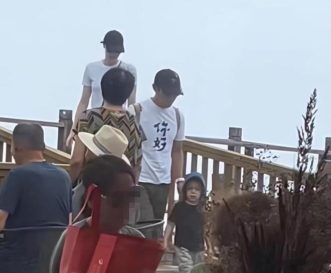 #新浪娱乐[超话]##网友偶遇撒贝宁带家人爬山#  看上去都累到了哈哈哈哈 ​​