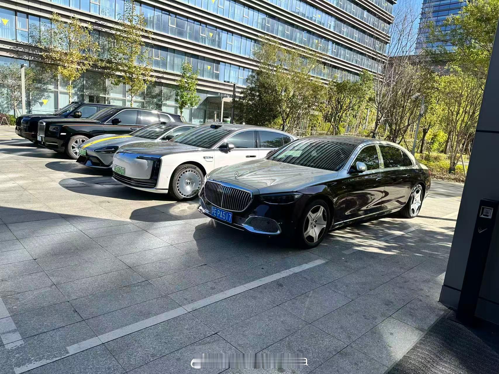 酒店楼下停的一排车每台都挺有代表性 ​​​