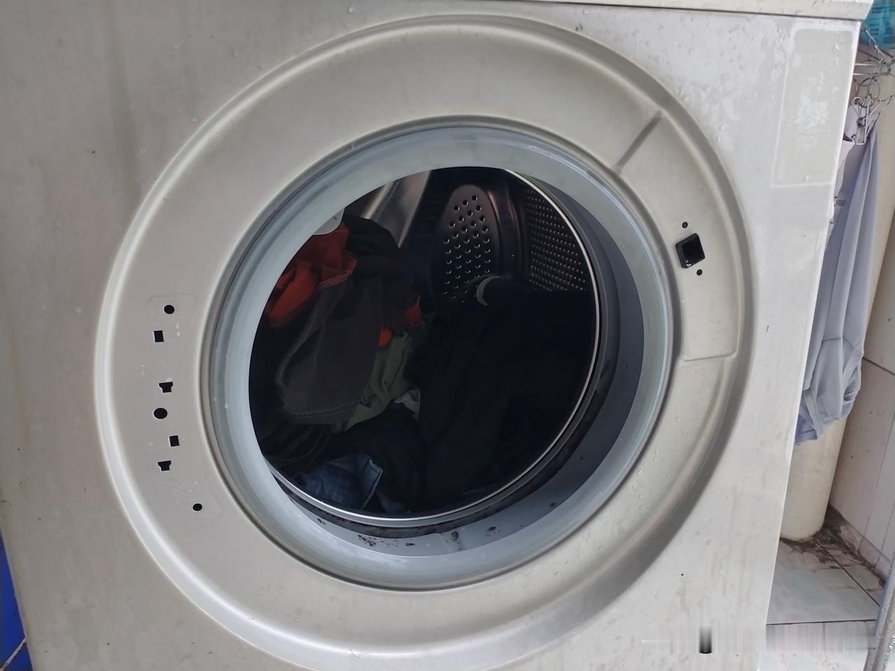 滚筒洗衣机坏了，老婆要找维修服务，我检查发现是铰链断裂导致门关不严。
这种问题对