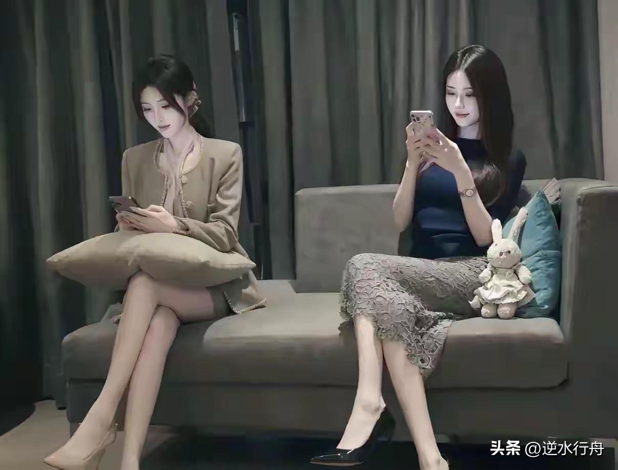 两个美女坐在一起自顾自玩手机，这样的闺蜜聚会还有意义吗？
椅子上的美女 美女合影