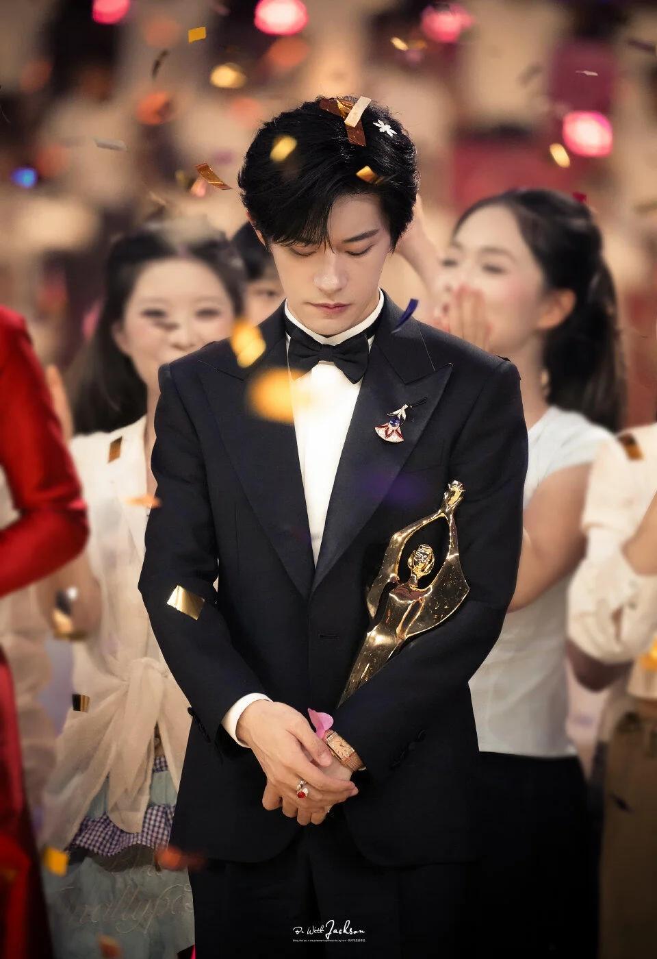 前方传来玺讯！
祝贺你获奖🏆进入大人的世界之后我们都在努力生活已经没有想以前那