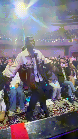 郭富城现身苏州巡演，
没搞什么特别大的舞美，
但现场气氛非常炸裂。

最精彩的一