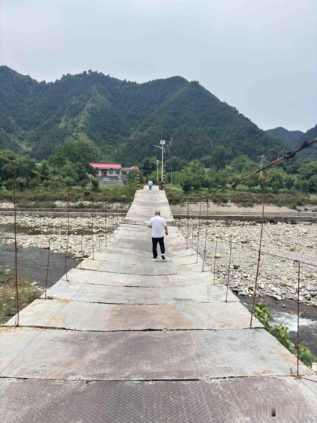 洛南洛河水西峪村这个铁皮吊桥，这是啥时候建的，这个村民开三轮车应该可以过吧？西安