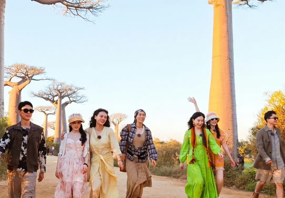 花少7录制结束哭成一片 就像是老友或者一家人旅游一样！ ​​​