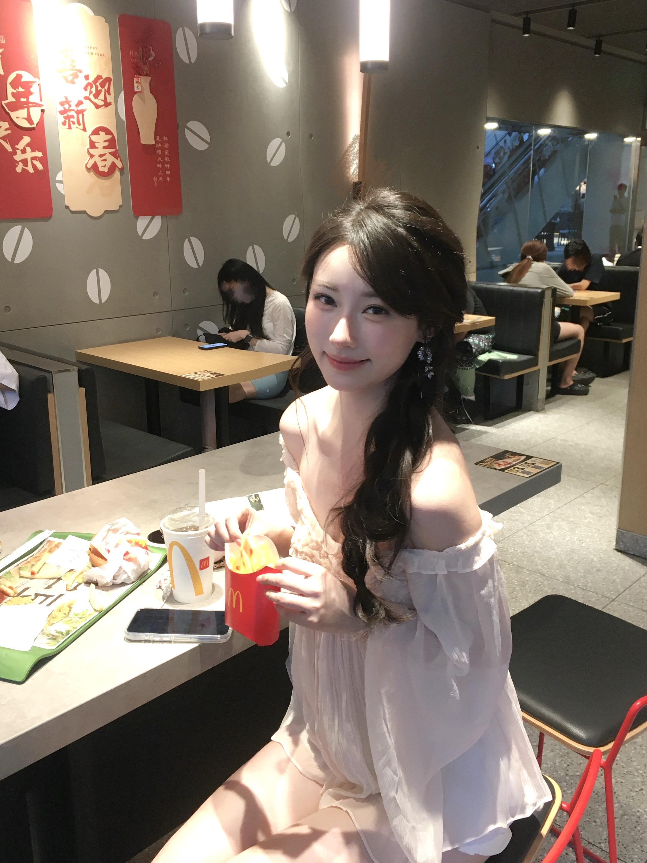 性格十分恶劣  但胜在我的脸实在长的太乖。