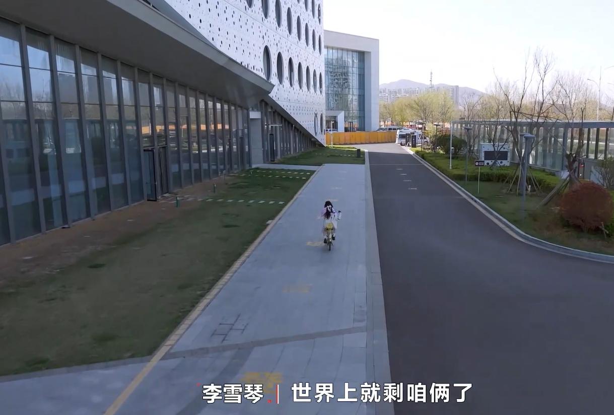 #沈月李雪琴同骑一辆车探索十天世界# 姐姐妹妹就是最好嗑的，感觉氛围都跟别人不一