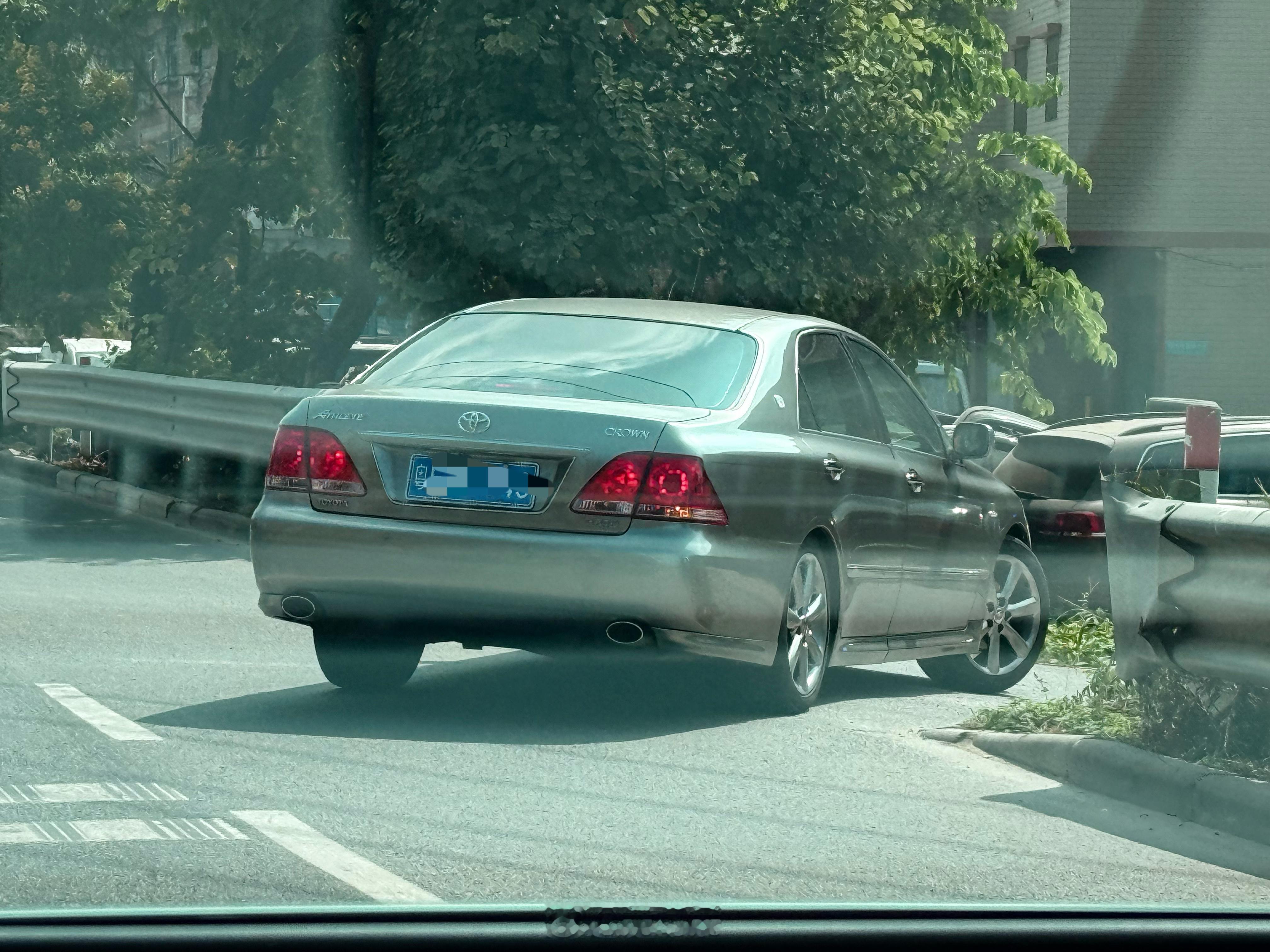 这是个什么版本的皇冠？左边的那个A标没见过啊，有吊大的朋友知道吗 ​​​