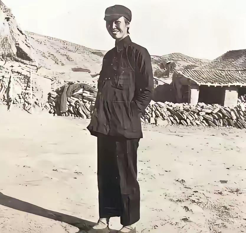 这是个毛主席的夫人贺子珍年轻时的真实样貌，都看看吧，艰苦岁月，贺子珍一身军装，笑