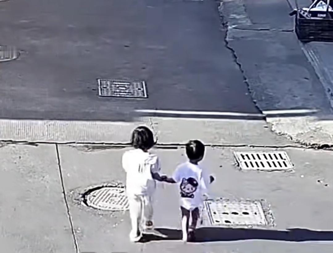 5月6日，浙江桐乡崇福的街头，两名幼童光着脚、手牵着手，茫然地在路边徘徊，小小的
