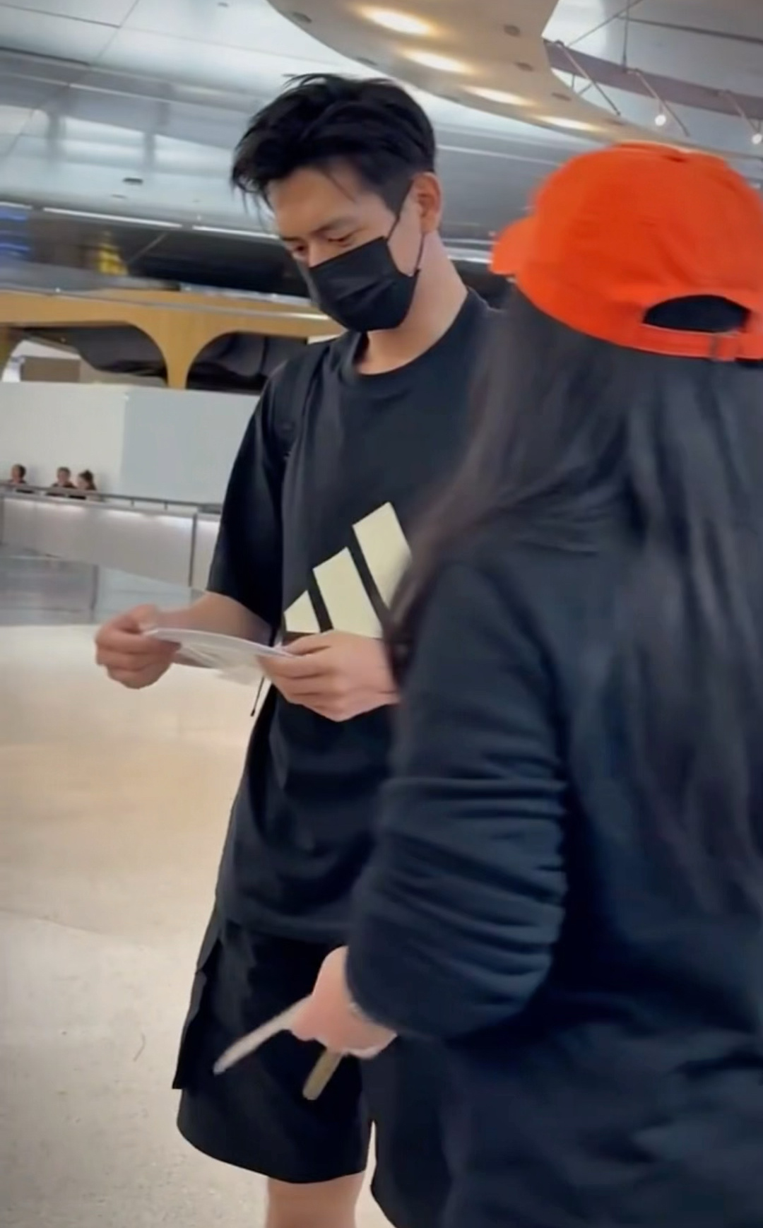李现抵达洛杉矶[酷] 给粉丝亲签穆勒 ​​​