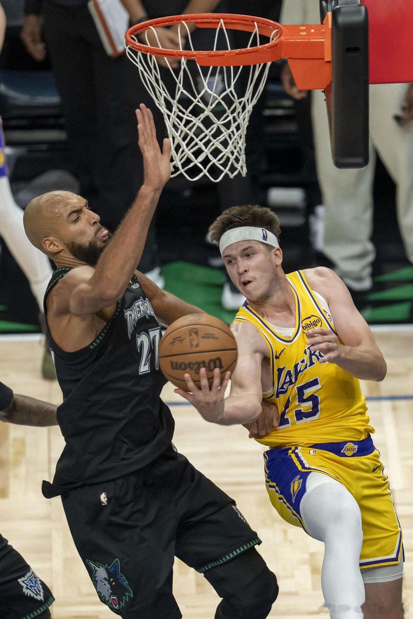 里夫斯是自2005年科比以来，首位在新赛季开局连续5场比赛得分达到25分的湖人球