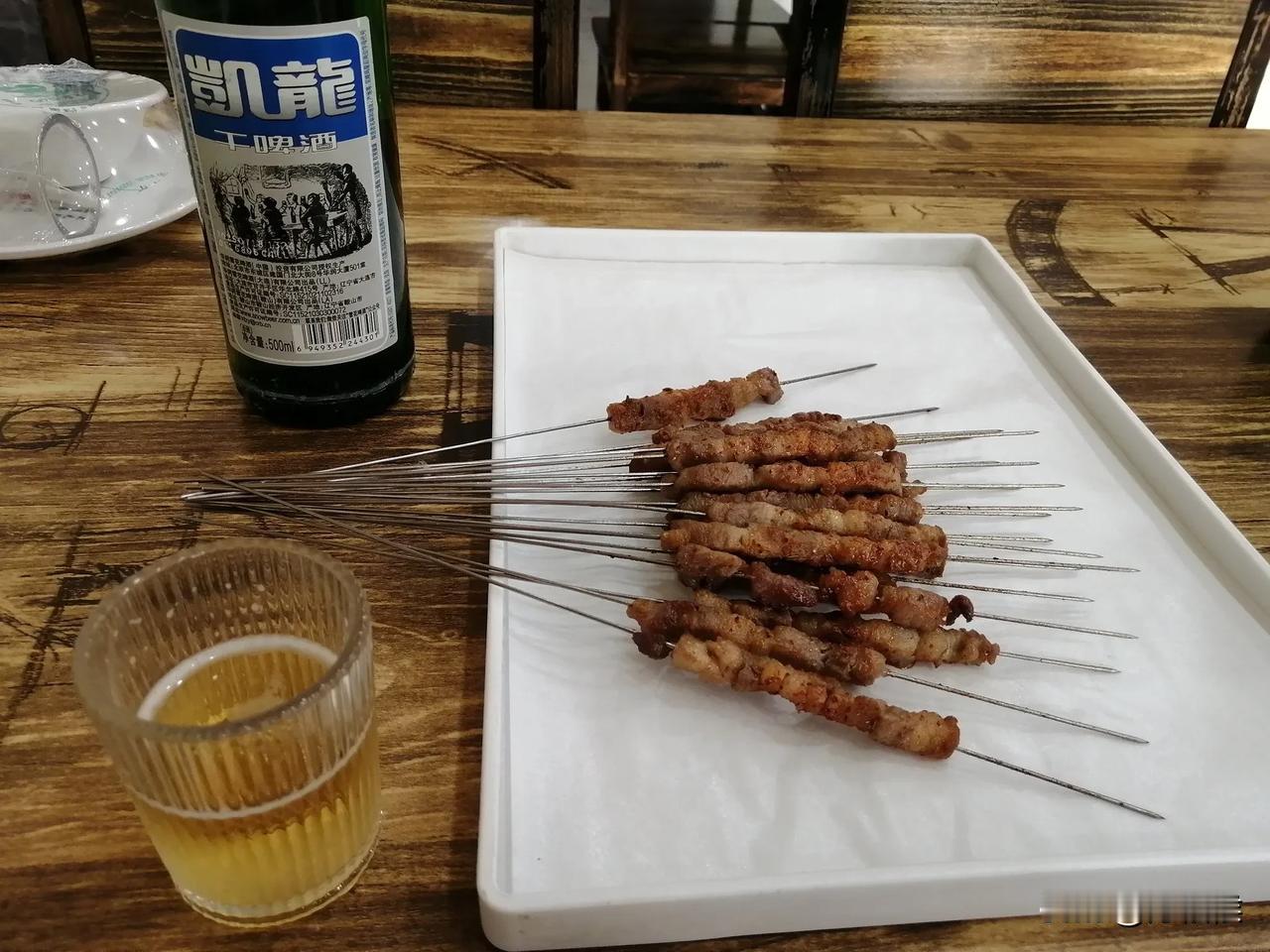 累时，一把小串，一瓶啤酒或许能解惑答疑，或许又是一次让老婆口袋空空的声讨，只不过