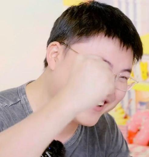 网上都是Uzi的小黑子，现实见面了，谁还不想黑头白脸和Uzi合影一下，连Guma
