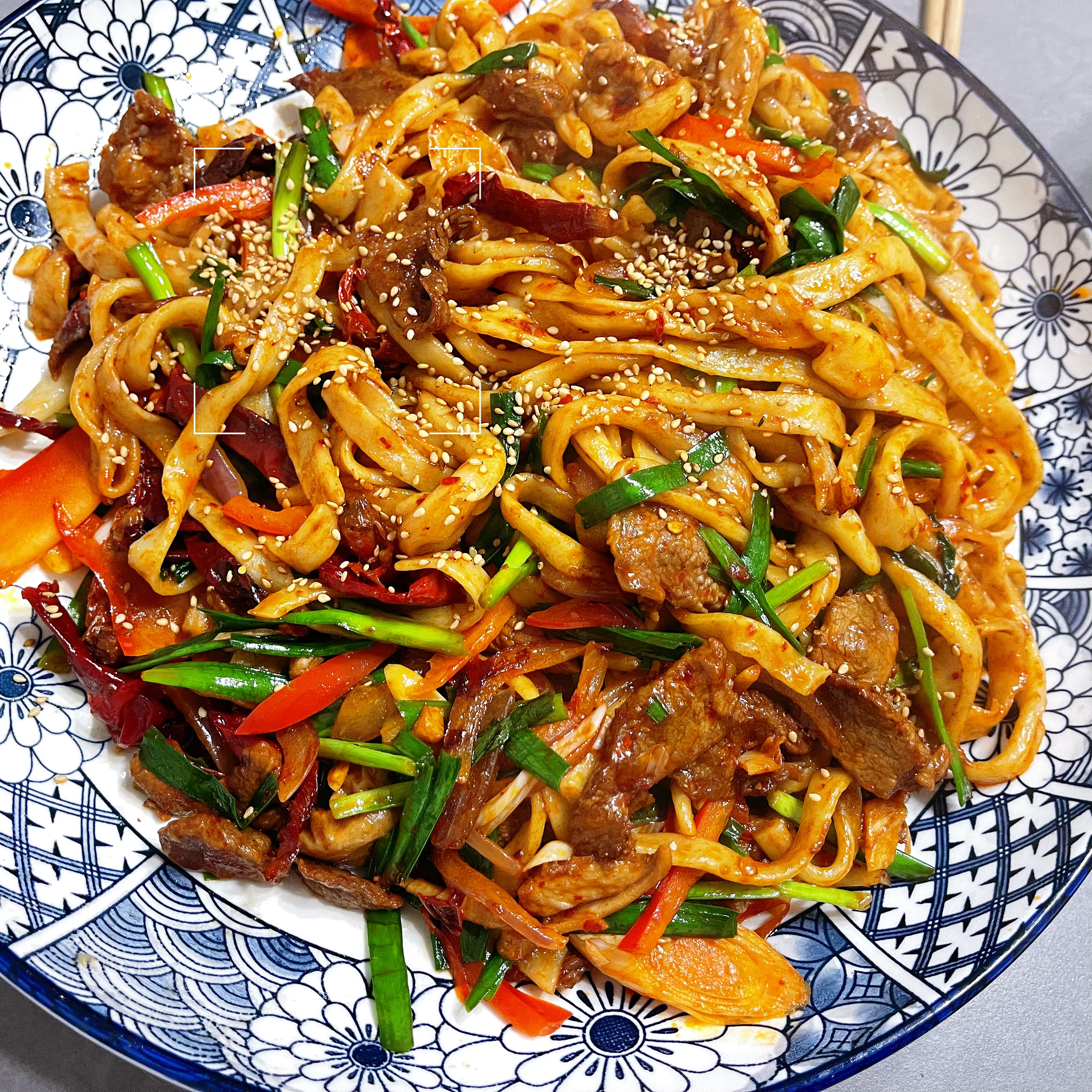 冬至饺子夏至面浅浅炒了个家常炒面，里面有牛肉羊肉韭菜等 