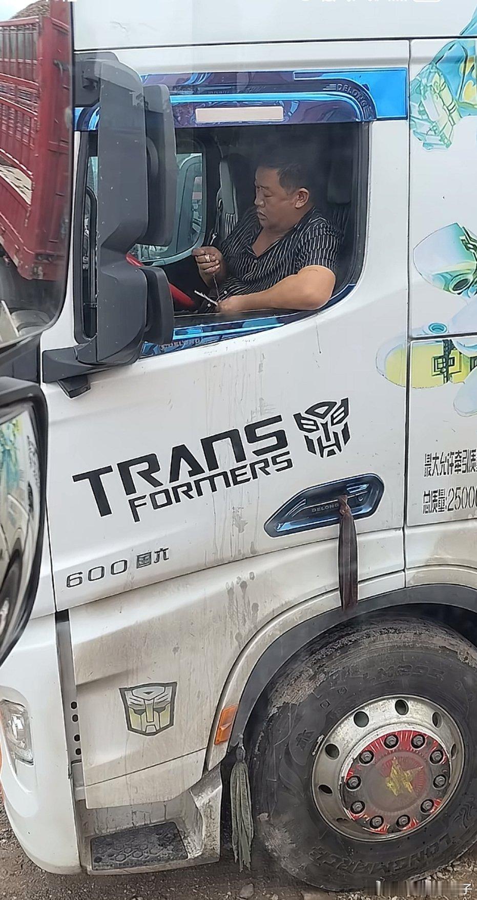 这大哥好贤惠呀，拉鞋底子呢[嘻嘻] ​​​