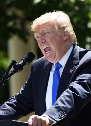 现在，世界人民应该感谢特朗普，因为，他让我们把资本主义看的越来越清楚了，把美债看