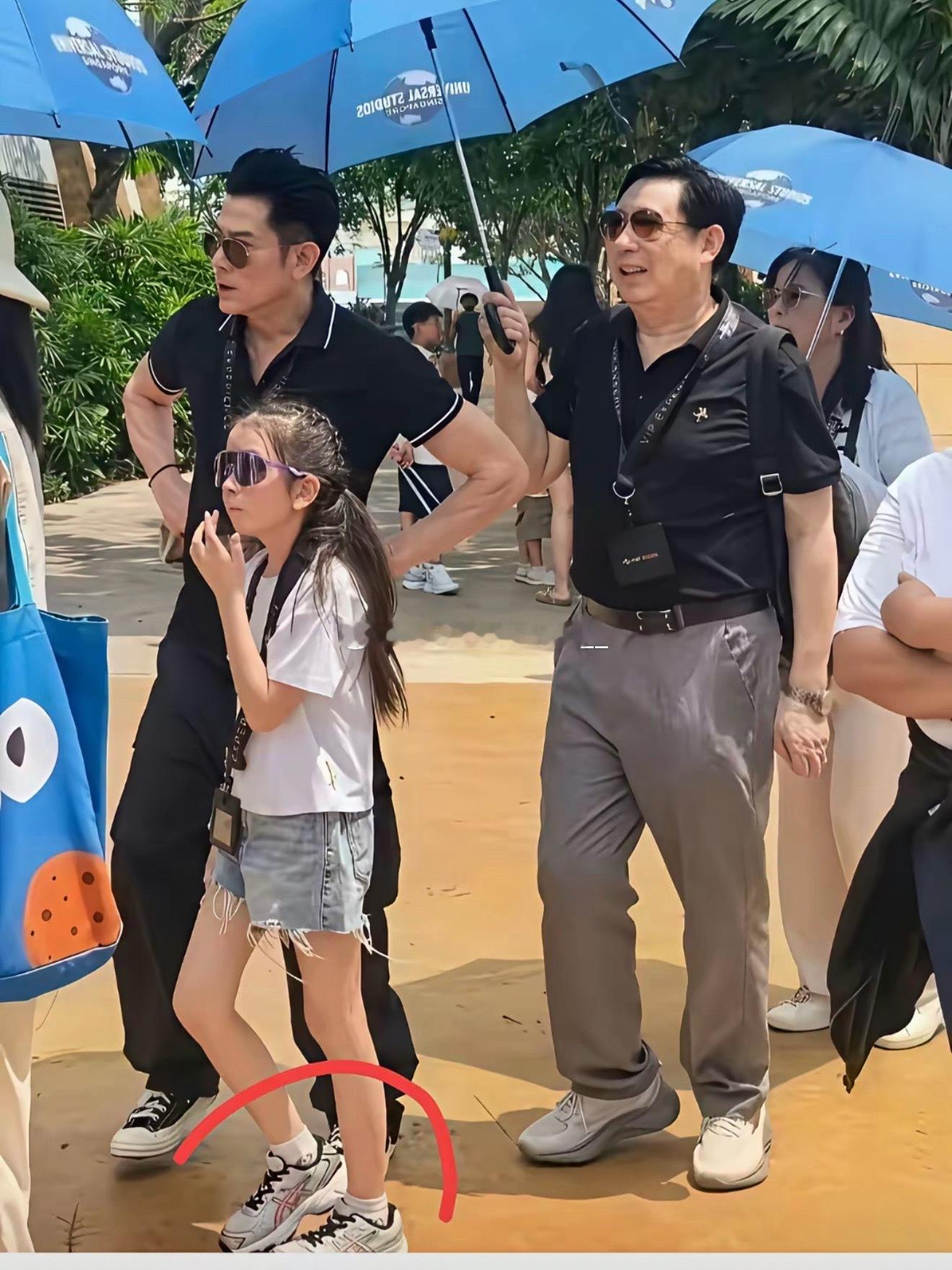 郭富城女儿一双鞋顶我一个月工资了吧 ​​​