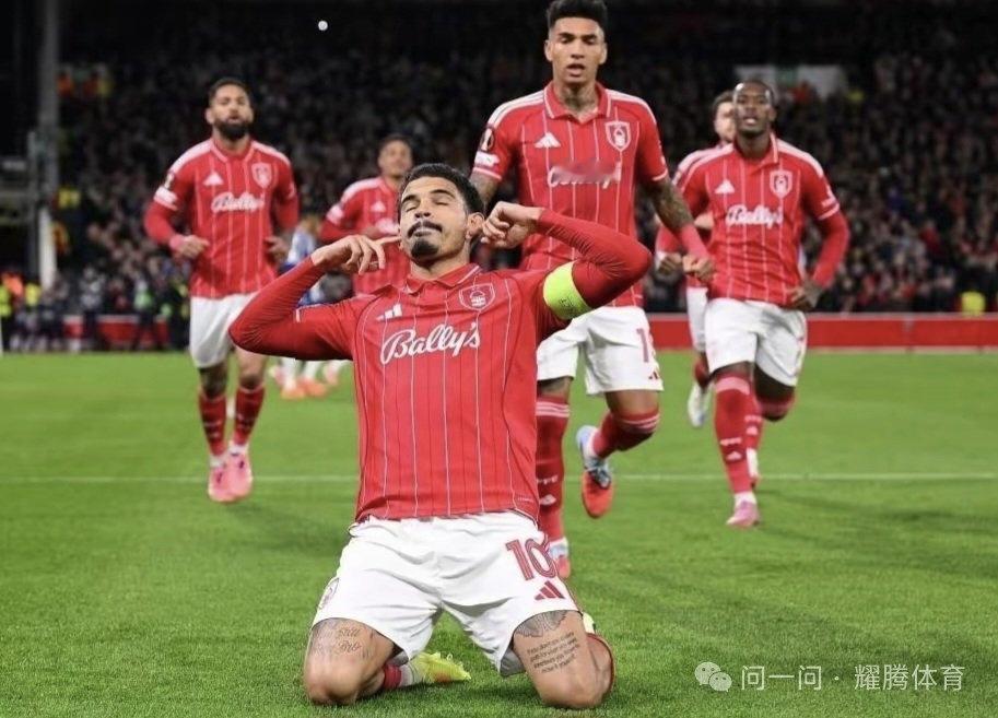 激动人心的瞬间，这哥们进球得胜，赛场显神威🥰，高兴的跪地上庆祝🎉，队友们欢呼