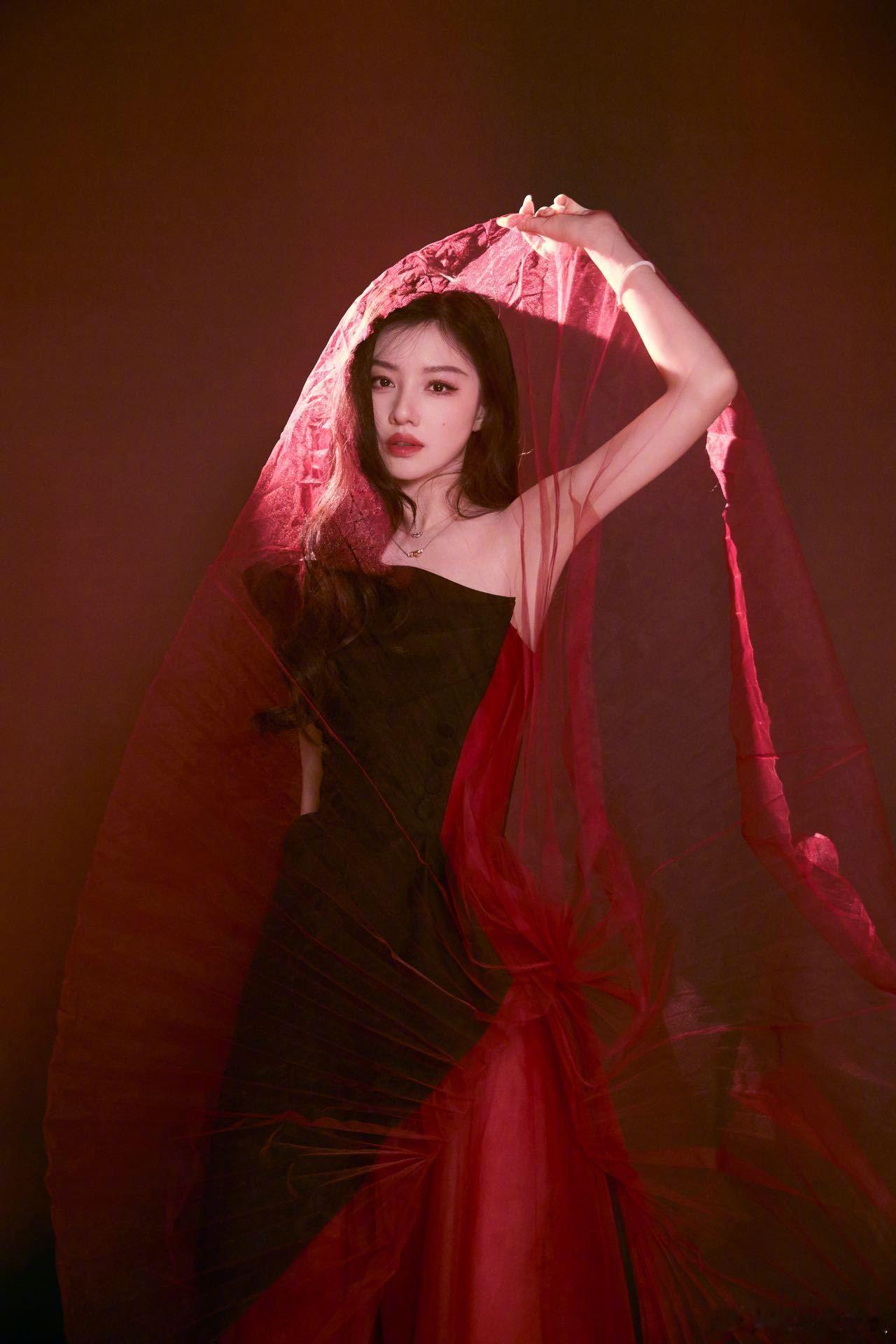 王鹤润暗夜彼岸花 被 今日造型美到失语！手执彼岸花，身穿黑红纱，冷艳感直接封神，