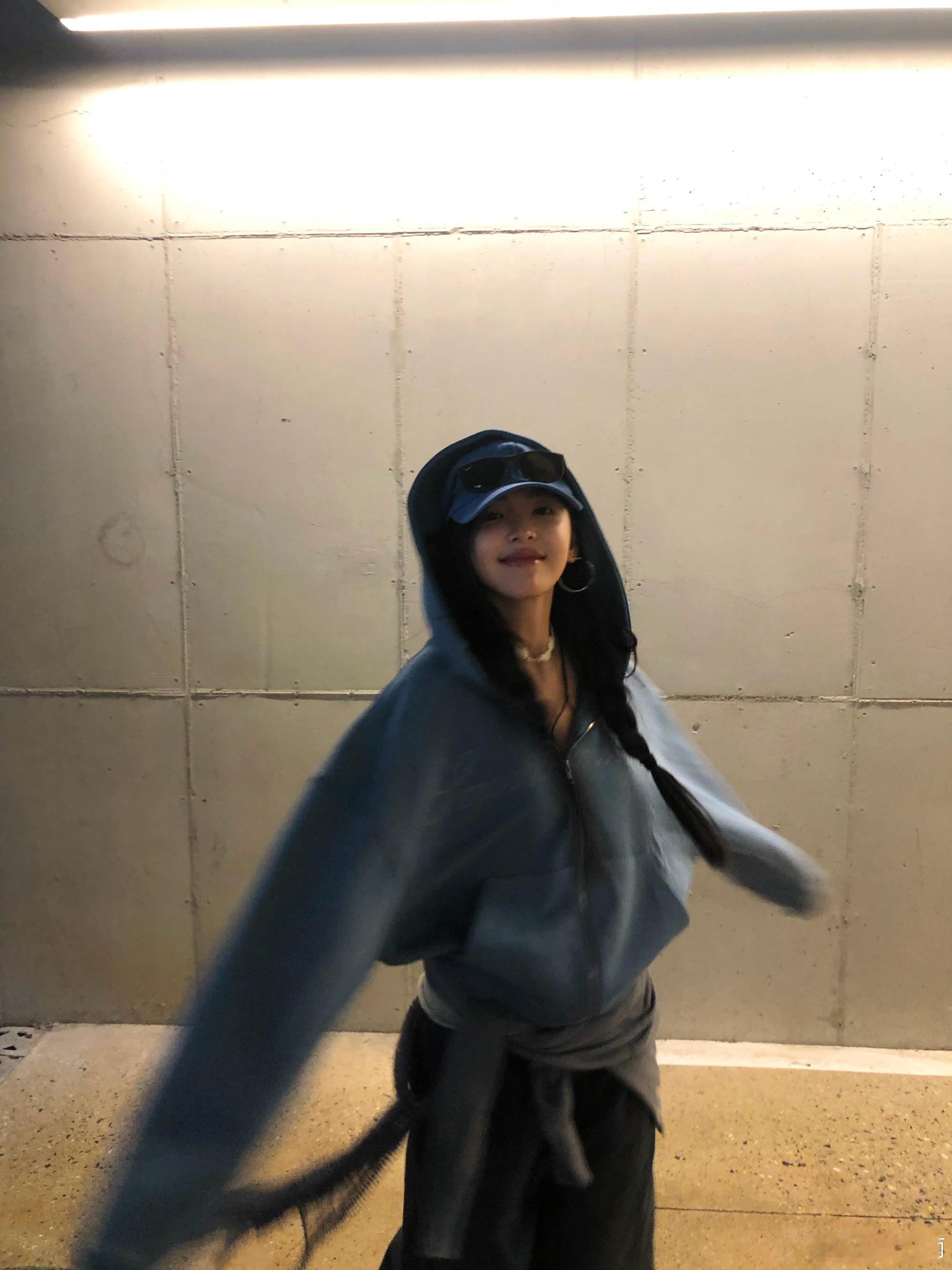这个章若楠好萌吧墨镜衣服帽子统统戴在头上做装饰^ ^根本猜不到头上可以戴多少东西