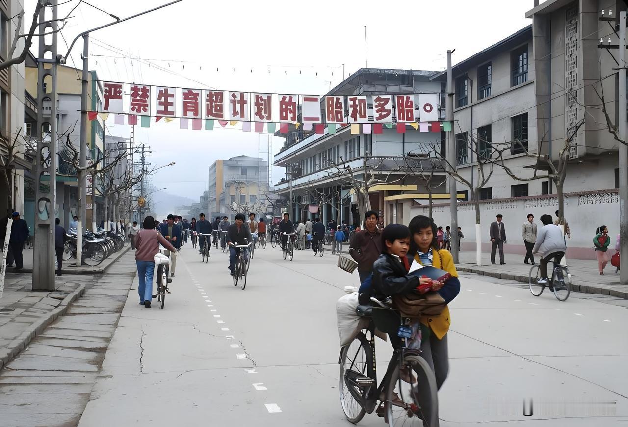 1990 年，福建泉州街头挂着的计划生育标语：“严禁生育超计划的二胎和多胎。” 