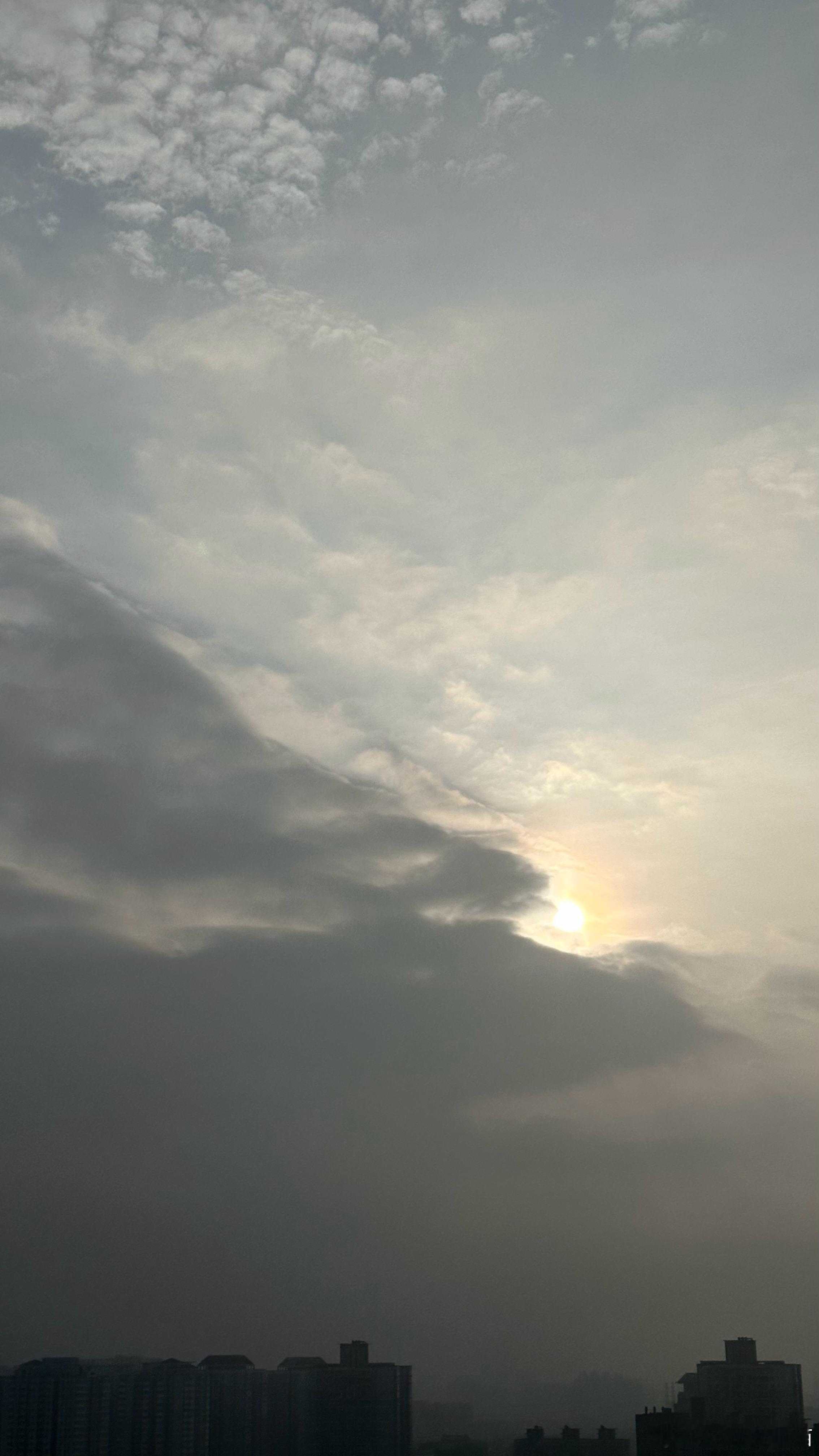 6:07 夏云浮空结，暑雨逐风来。与火星第一猫一起早起看日出