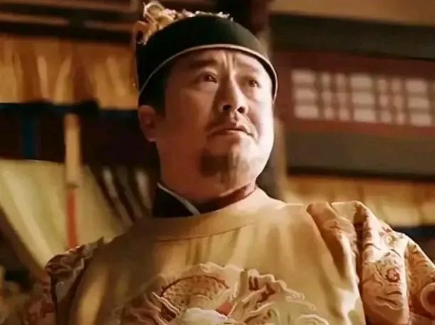 有没有人和我一样，看到《藏海传》里，张国强扮演的皇帝就想笑。
张国强饰演的大雍皇
