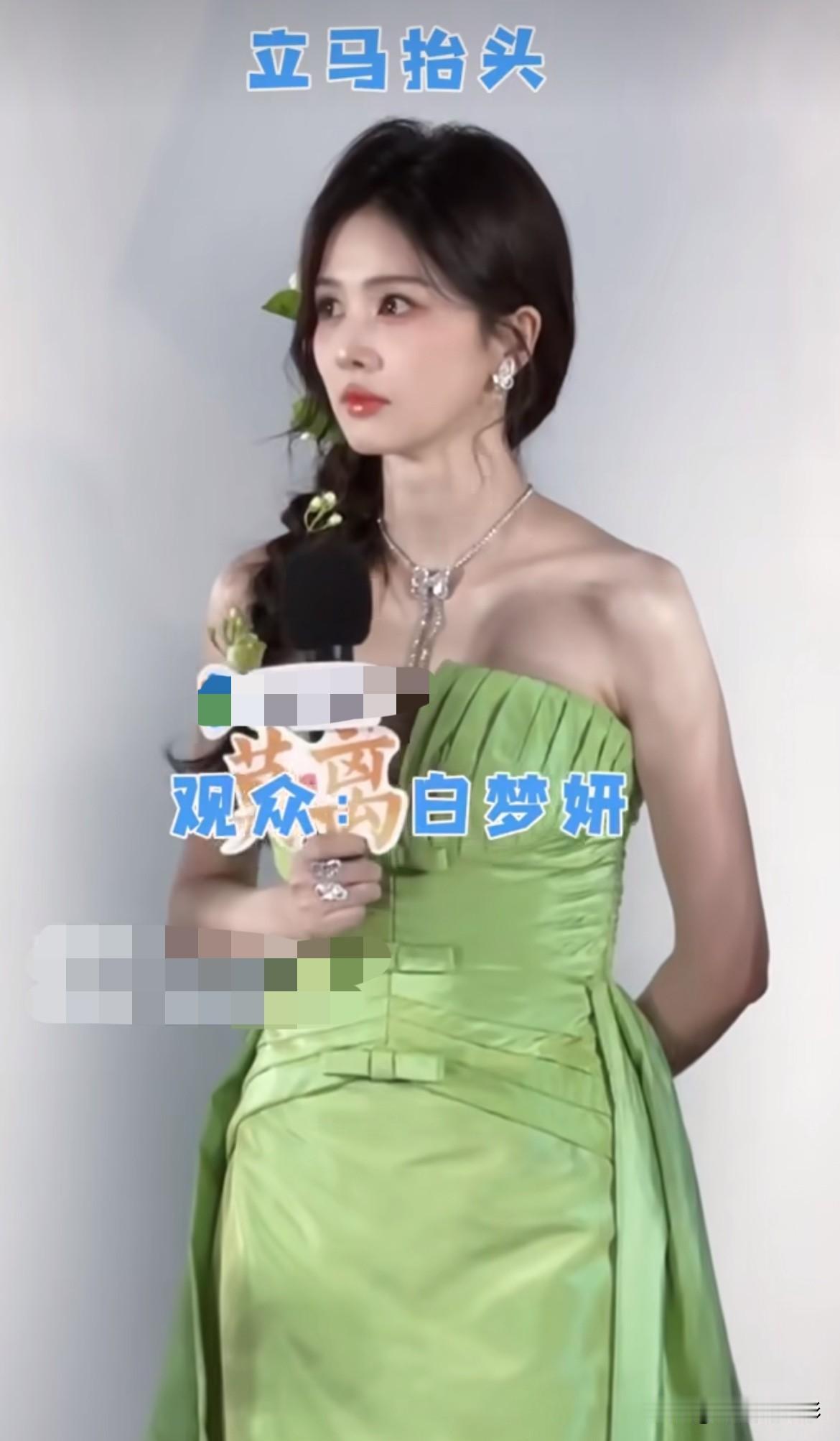 《莫离》追剧团采访现场笑点拉满，白鹿冷不丁被喊本名，瞬间流露的局促神态十分真实。