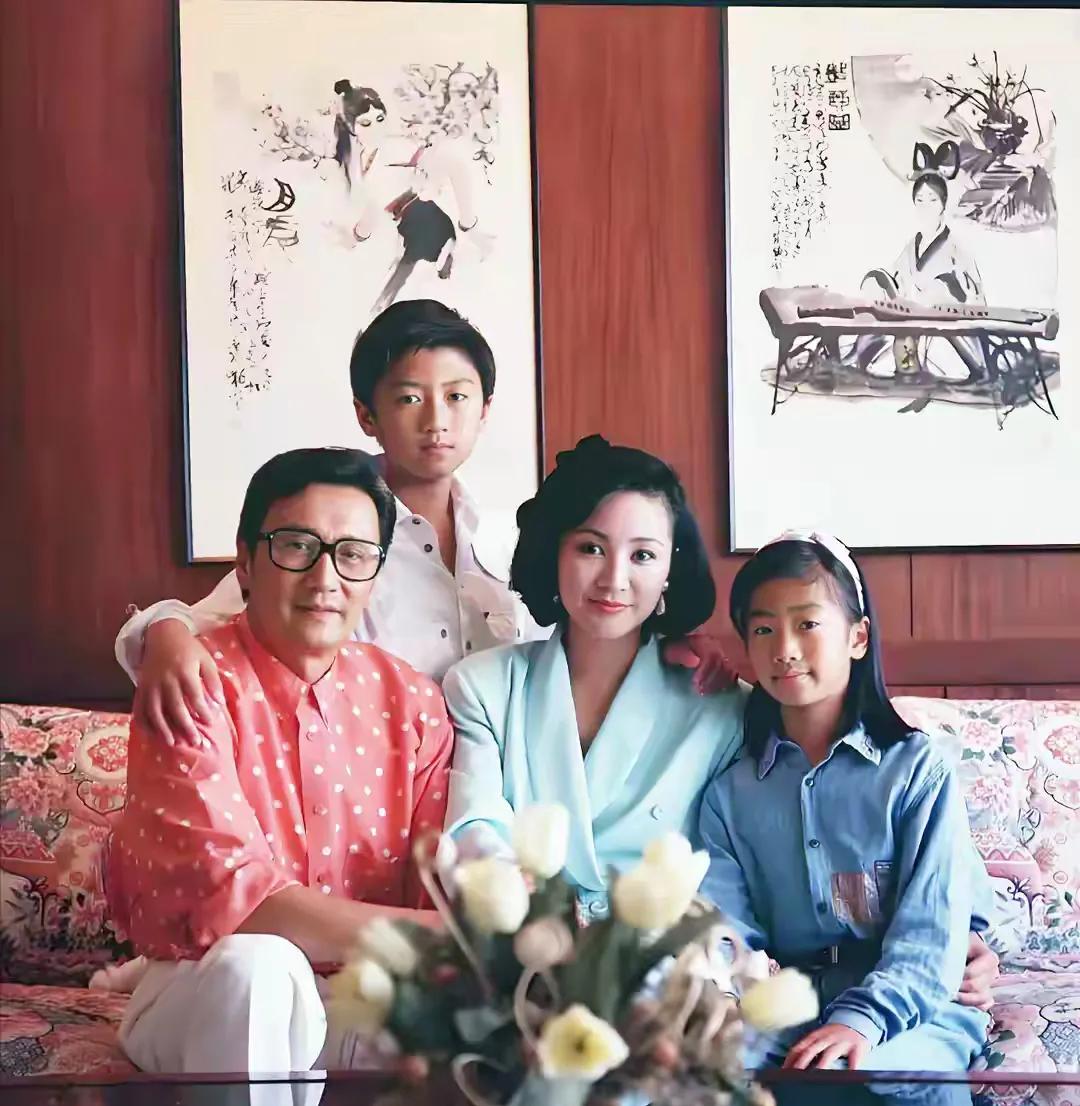 狄波拉真的是一个好重感情的女人哦，知道谢贤欠债了，帮还了很多次，也不想着离婚，而