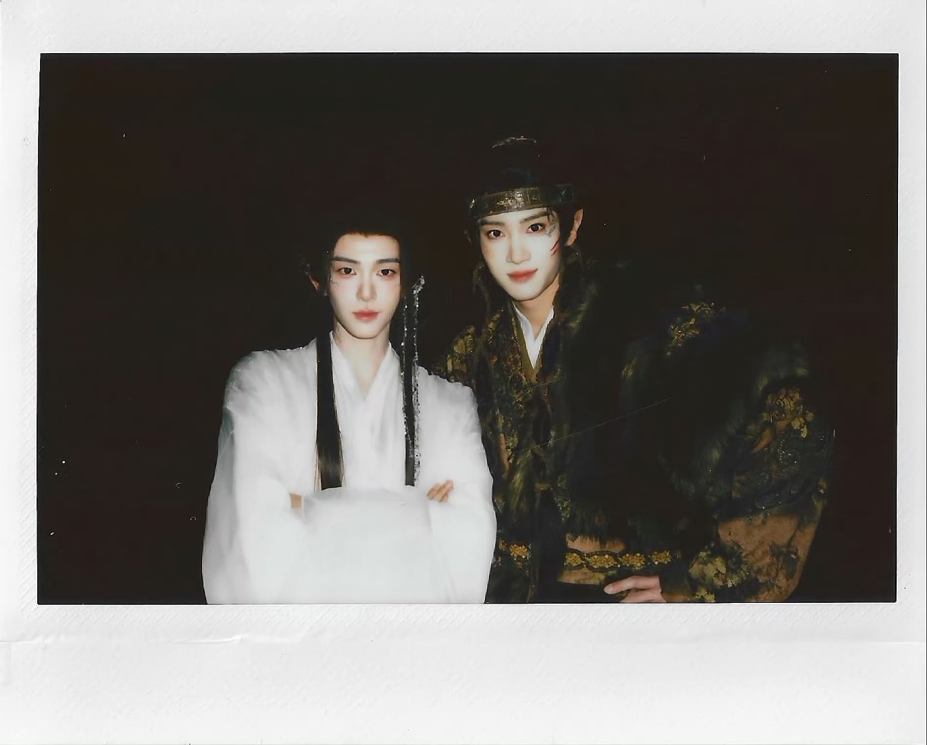 闫桉刘宇拍立得合照闫桉刘宇月鳞绮纪拍立得合照 拍立得合照来啦 