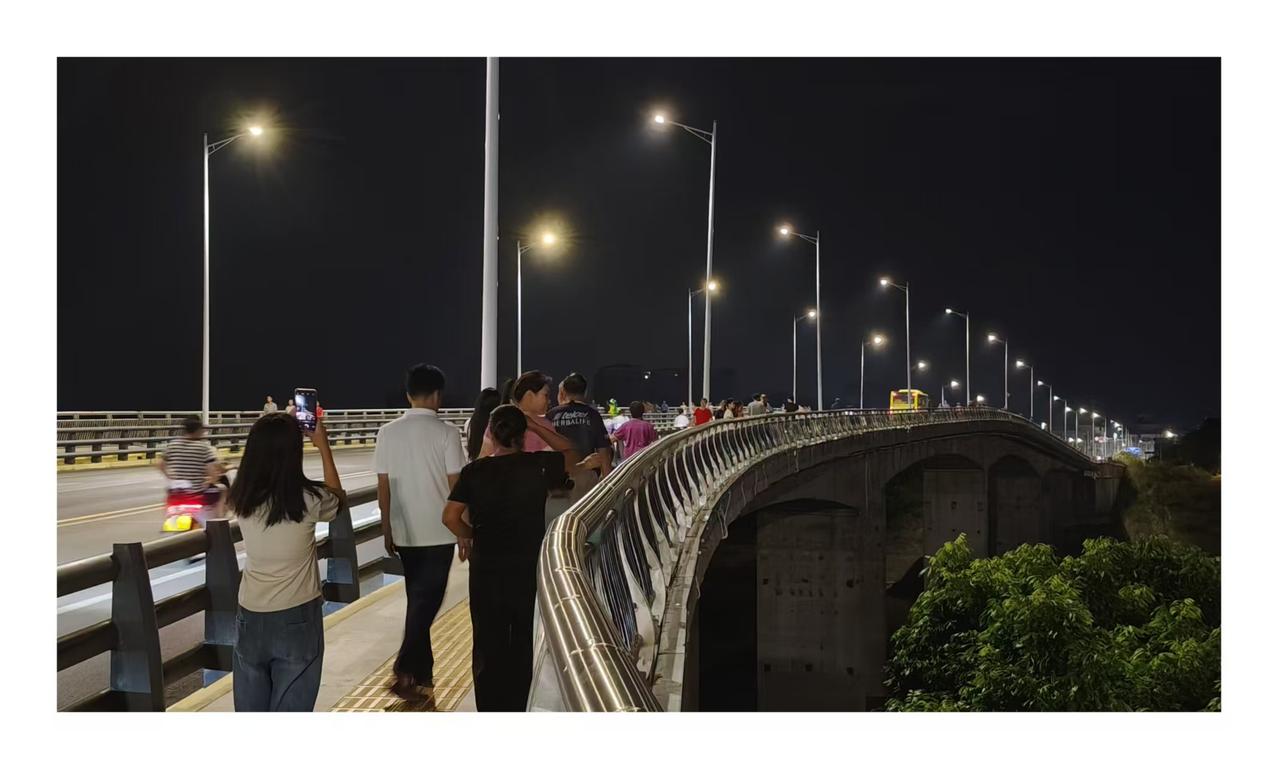 大桥上夜景还是不错的，每次走到这里都忍不住会拍几张。