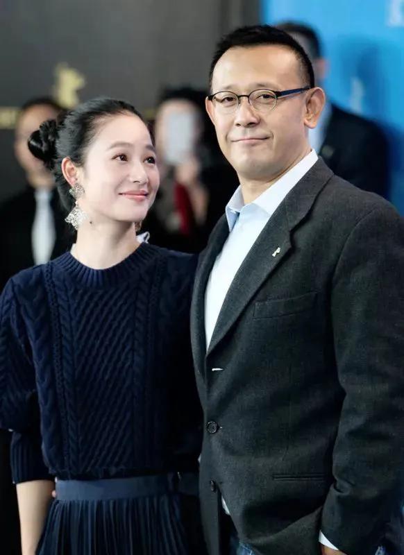 记者问周韵：“有了孩子后你还会拍性感的戏吗？”周韵笑了：“我不生孩子也不拍，这跟