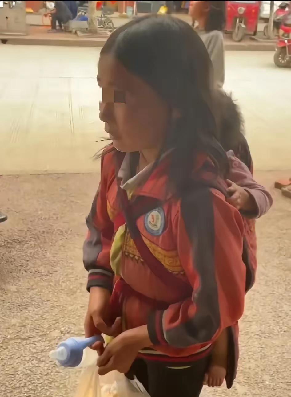 泪涌！马路对面一个穿着校服的小女孩大冬天还穿着拖鞋，背上背着一个小孩也是光着脚丫