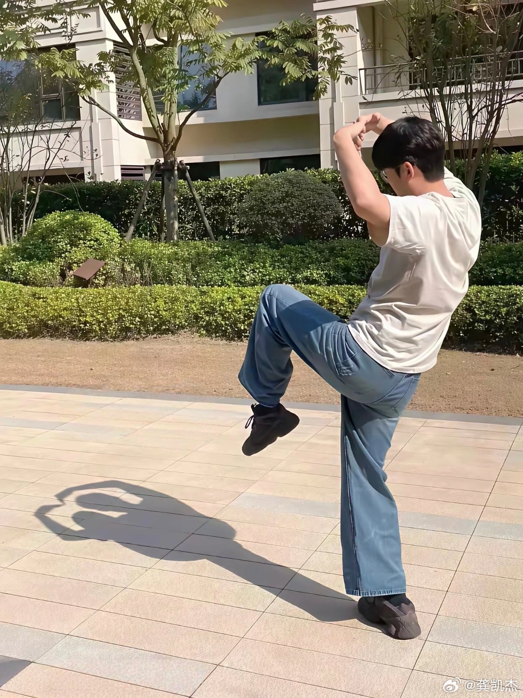 有趣，女朋友帮他拍摄，他是如何劈腿的！ 