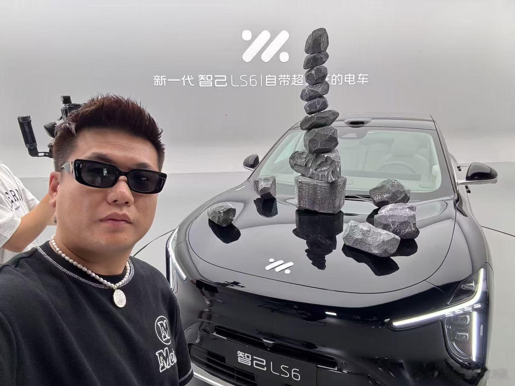 这摆个9个泡沫石块上去真的小case嘛～不过发动机动静是真的小整个的样子也比纯电