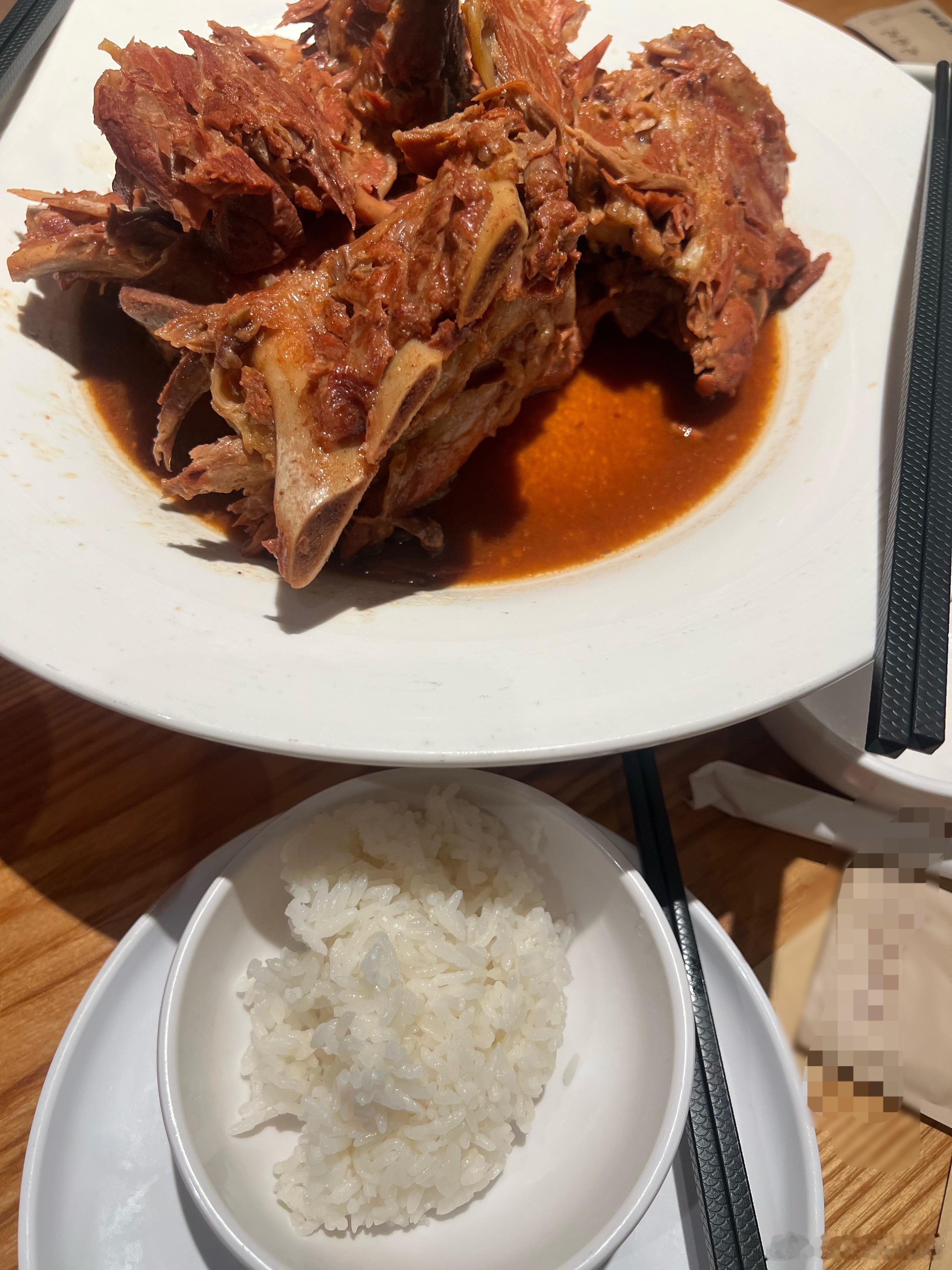 大酱骨不是排骨，有白米饭但不免费续四舍五入算同款，成吗