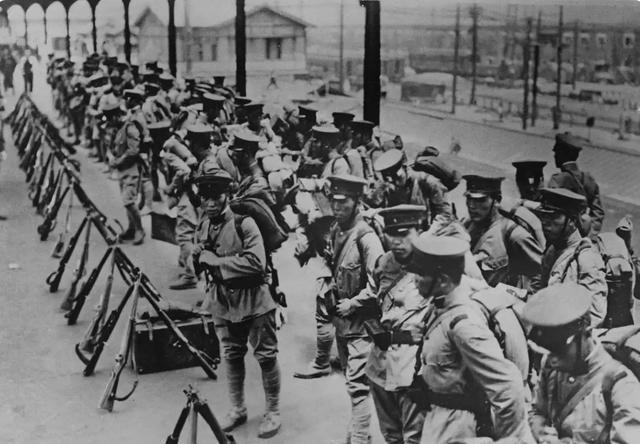 1944年，川军144师代师长率部投日，接过委任状时，突然，被绑上台的团长黄克烈