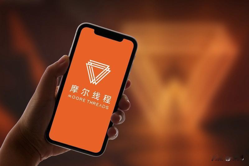 继摩尔线程市值千亿之后，沐曦股份也成功复制财富神话。

就在昨天（2025年12