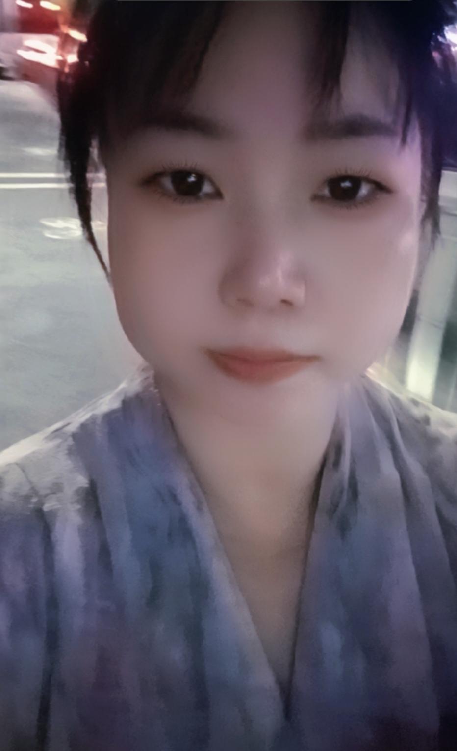 今天下午又下好大的雨呀！感冒还没好，想出去看一下也不行。刚走出门口就下好大的雨。