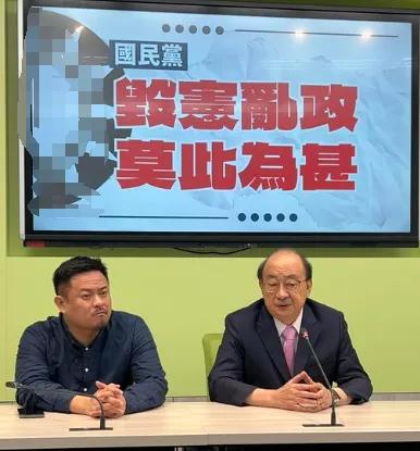 【柯建铭左批蓝又打白？批国民党4提案像“义和团”？ 】 
近日，国民党团总召傅崐