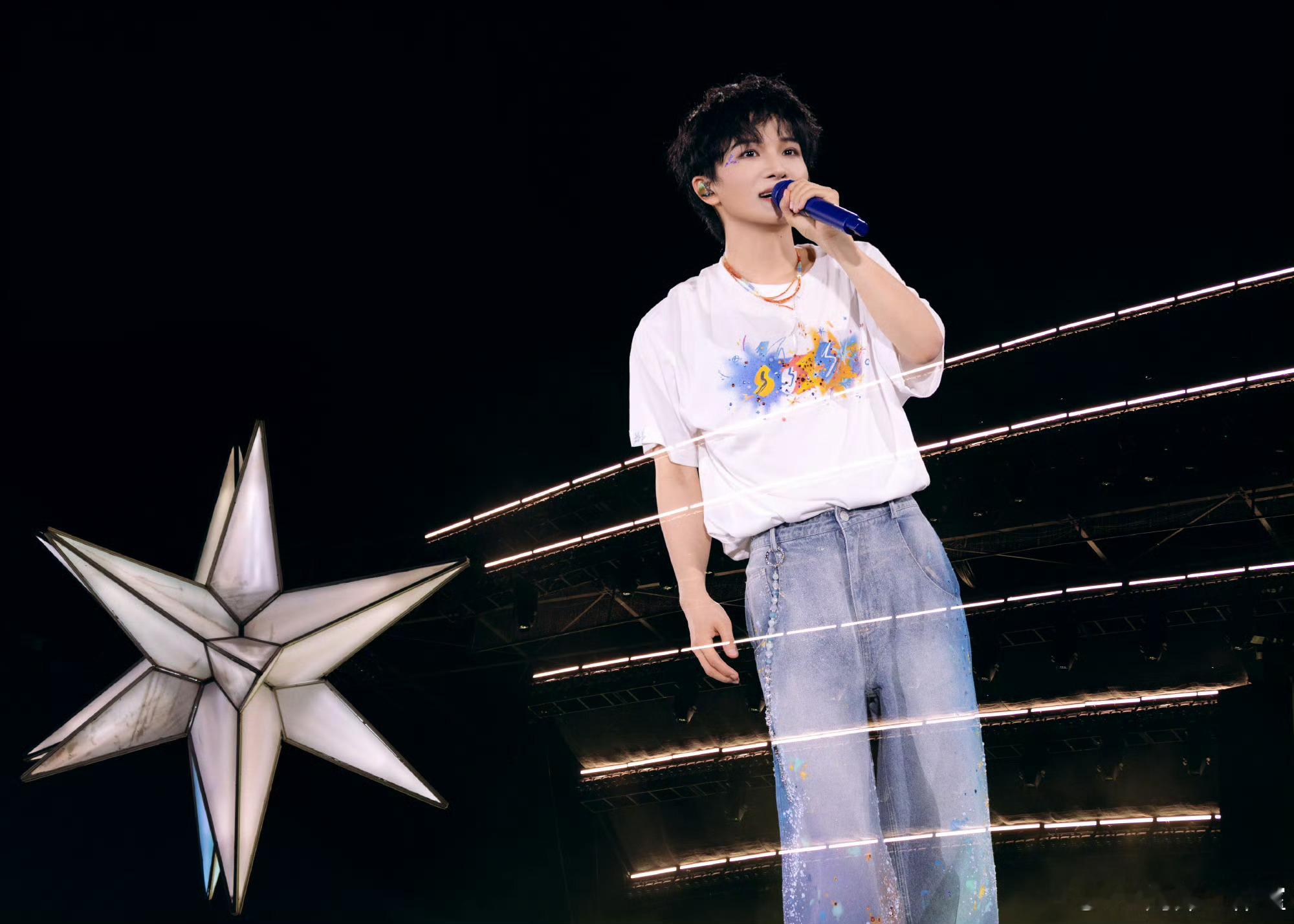 周深演唱会下出雨幕了周深怎么亭子也漏雨 大雨也浇不散现场的热情，生米和周深一起，
