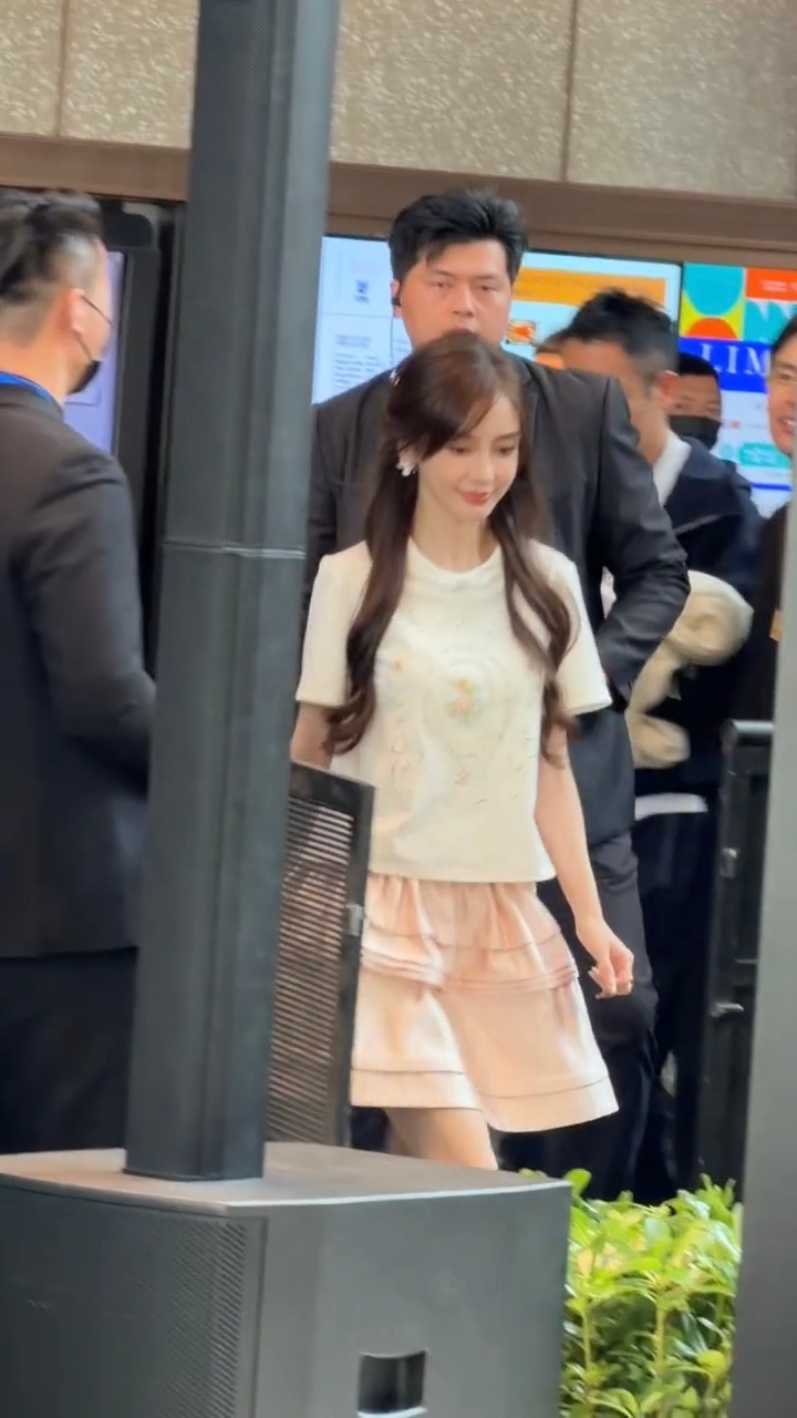 啊啊啊公主头➕粉色蓬蓬裙完全洋娃娃来的吧！还隔着玻璃和粉丝们互动好萌好萌好萌An