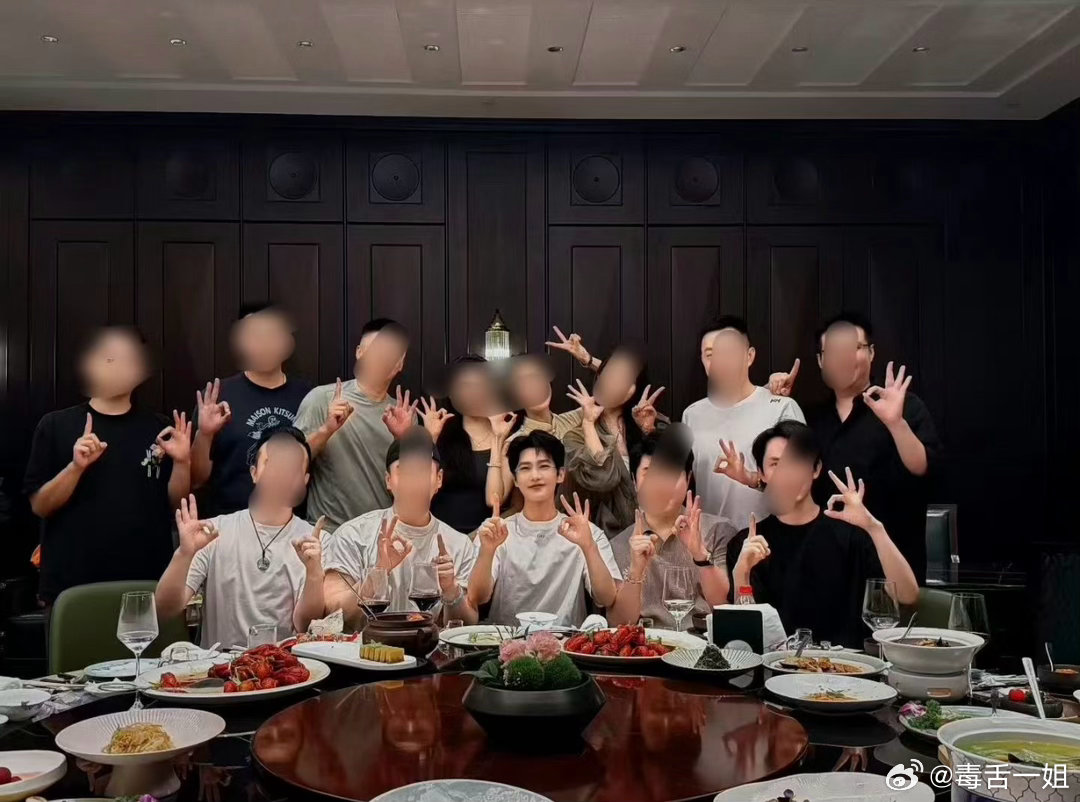 杨洋同学聚会合照杨洋军艺同学聚会合照杨洋军艺同学聚会合照！这个男人怎么几十年如一