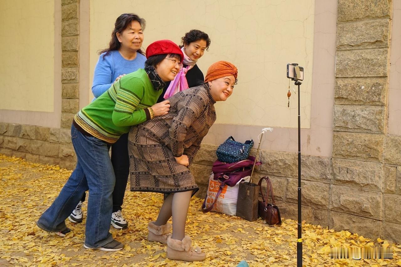 这样“偷拍”的合影，也挺有趣。比起来板板正正的四人合影，更有生活气息。
能在一起