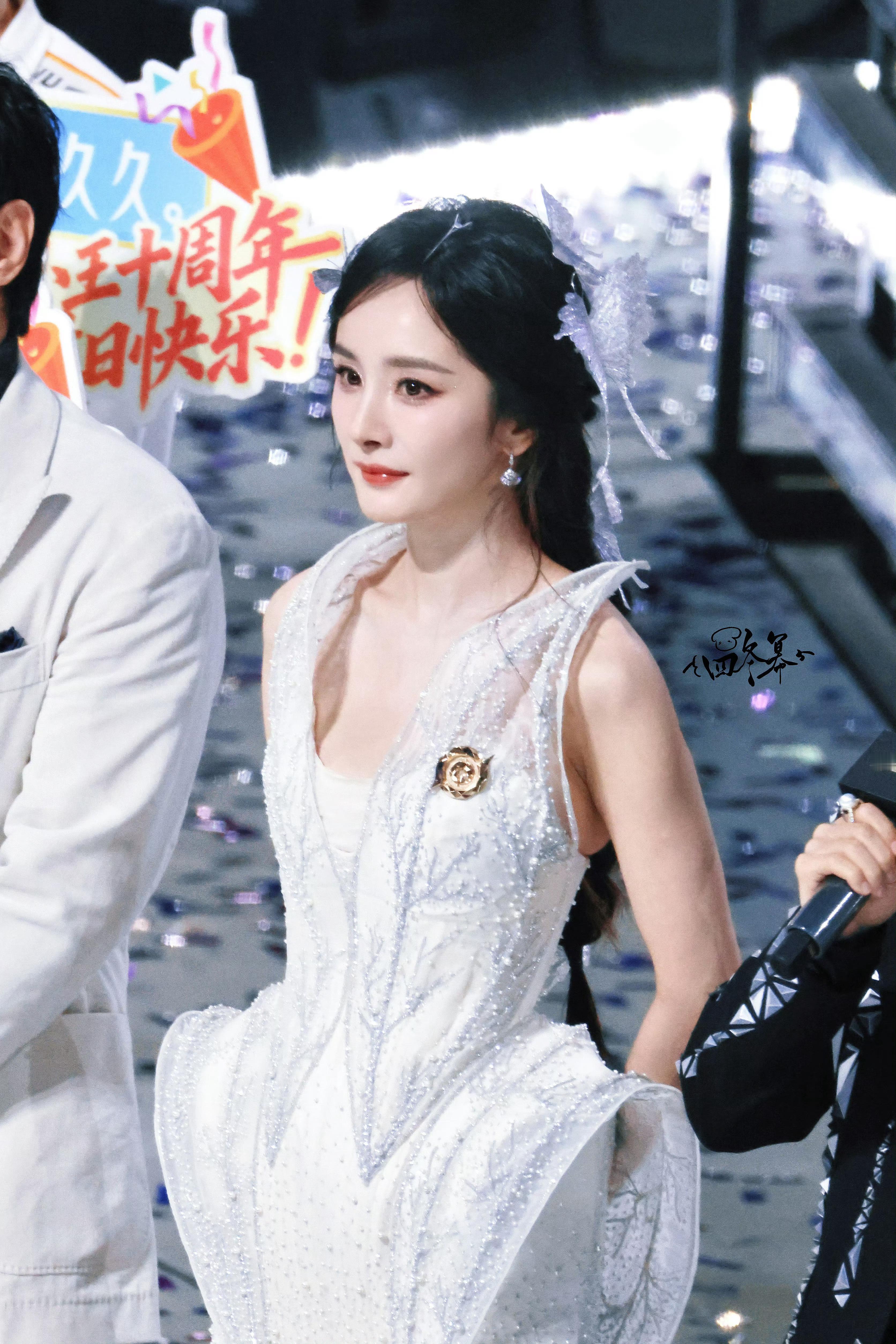 杨幂cos艾琳杨幂美成啥了！📢男粉hold不住了📢杨幂给男粉一条活路吧📢男