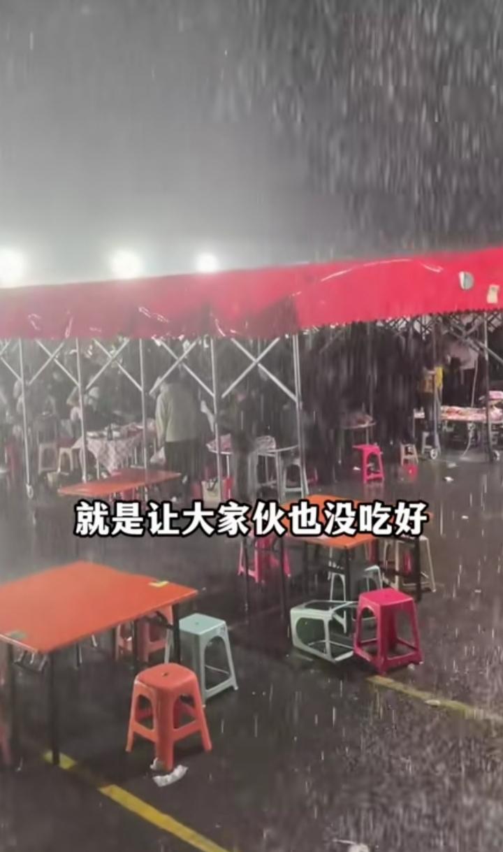 暴雨天暖心一幕！小白烧烤老板真是大格局！
 
突如其来的暴雨让小白烧烤的就餐区域