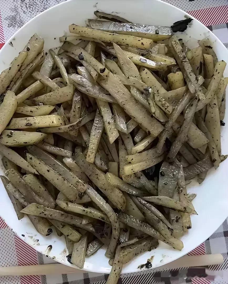 真是难吃死了，老婆炒的土豆条难以下咽。今天晚上老婆说要炒个土豆丝，愣是让他切成了