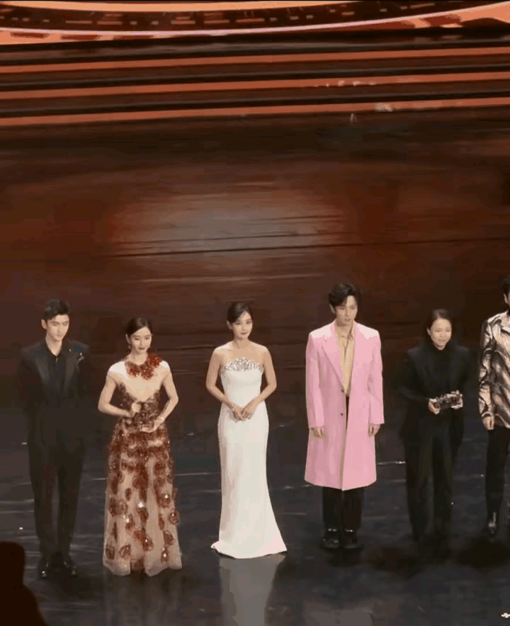 为什么女明星对高定很执着#女明星红毯穿搭# #到底谁在穿高定# #明星时尚选择#