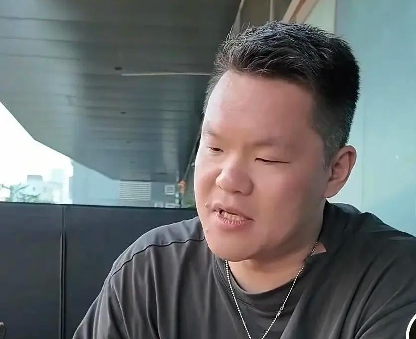 视频片头悄然改动，细节见证朱芳雨身份转变
 
长久以来，朱芳雨的短视频都有着一个